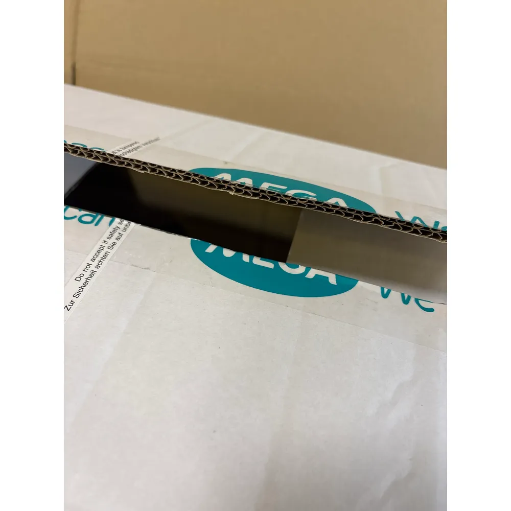 The 5mm double-wall board edge of the MG box, seen along the top flap